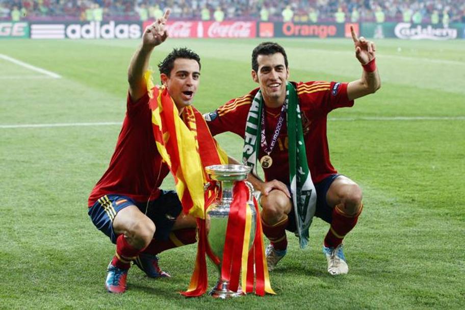 Xavi e Busquets festeggiano la vittoria dell’Europeo 2012. Lapresse